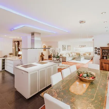 Luxury & Penthouse شقة كولونيا